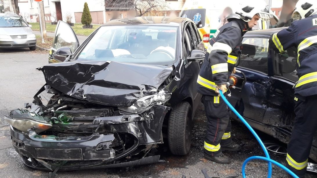 Auto v Opavě dostalo smyk a narazilo do protijedoucího vozu, zraněné vyprošťovali hasiči